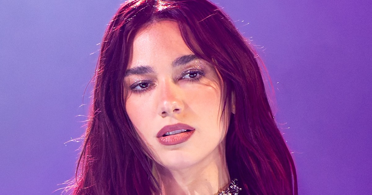 Dua Lipa gjatë një koncerti në Glastonbury, 2024
