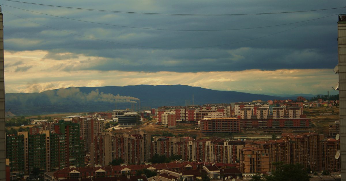 Pamje e Prishtinës me re dhe rreze dielli