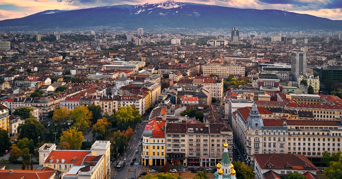 Pamje e qendrës së Sofjes me malin Vitosha në sfond (foto e përgjithshme, 2017)