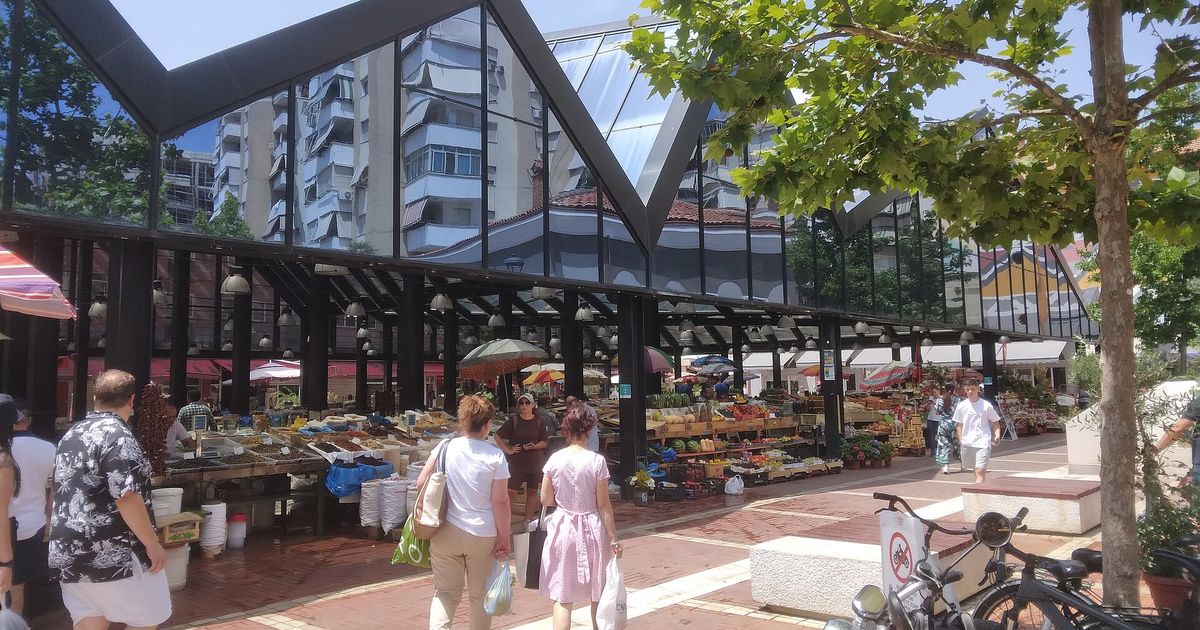 Tregu Pazari i Ri në Tiranë, me tezga frutash dhe perimesh