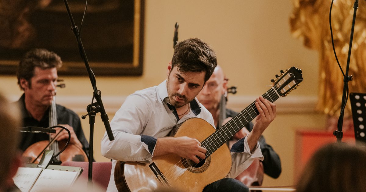 Mak Grgić me një orkestër dhome (foto arkivi, gusht 2019)
