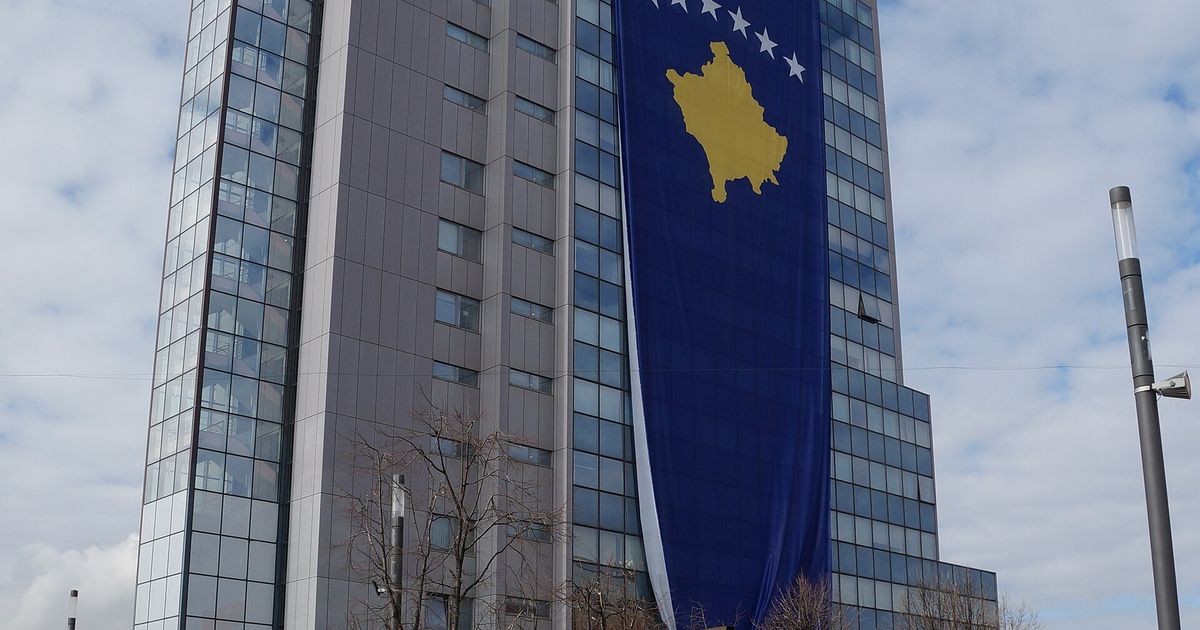 Ndërtesa e Qeverisë së Kosovës në Prishtinë me flamurin e Kosovës (foto e përgjithshme, arkivi)